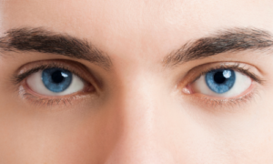 男性の青い瞳